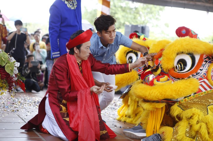 Hoài Linh cúng Tổ ở đền thờ 100 tỷ đồng Hoài Linh cúng Tổ ở đền thờ 100 tỷ đồng