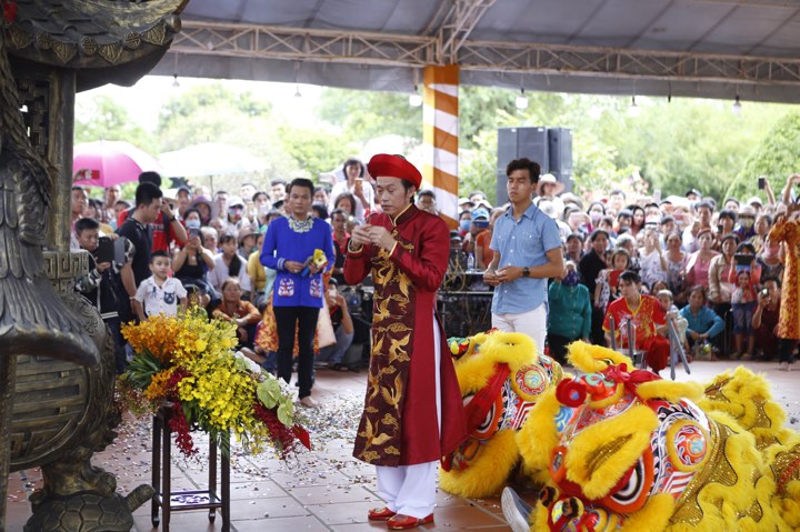 Hoài Linh cúng Tổ ở đền thờ 100 tỷ đồng - 5