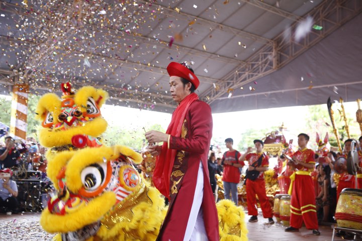 Hoài Linh cúng Tổ ở đền thờ 100 tỷ đồng - 6