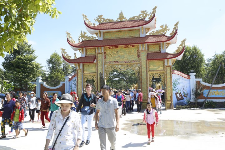Hoài Linh cúng Tổ ở đền thờ 100 tỷ đồng - 9