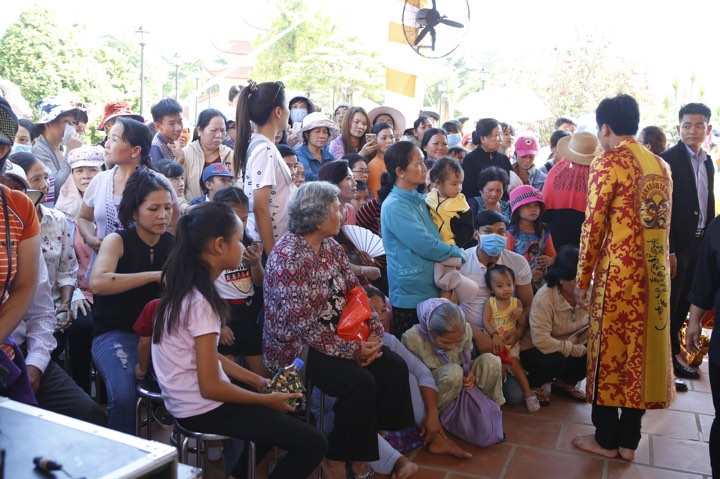 Hoài Linh cúng Tổ ở đền thờ 100 tỷ đồng - 10