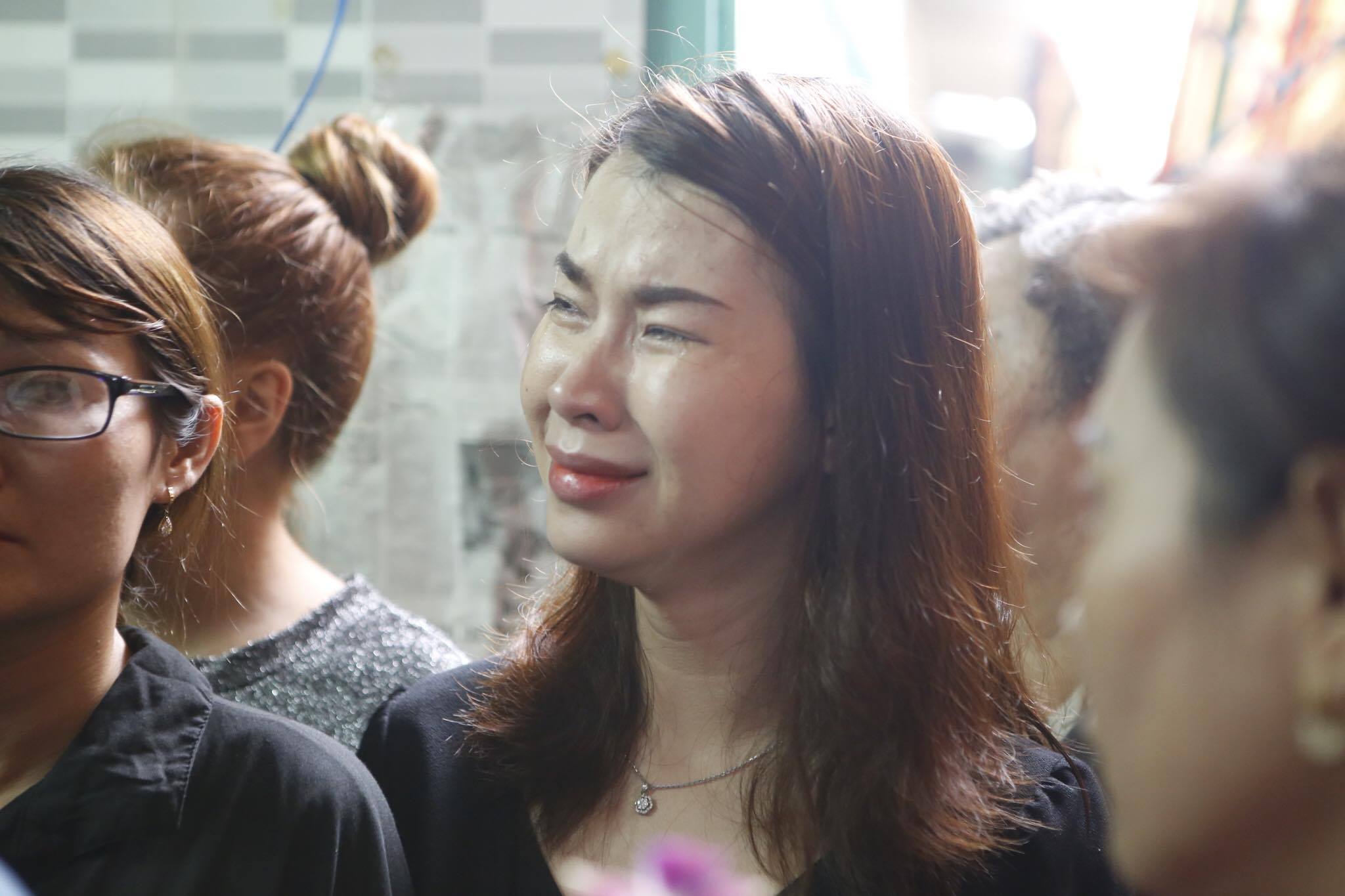 Con gái ruột Khánh Nam khóc ngất trong tang lễ của cha - 9