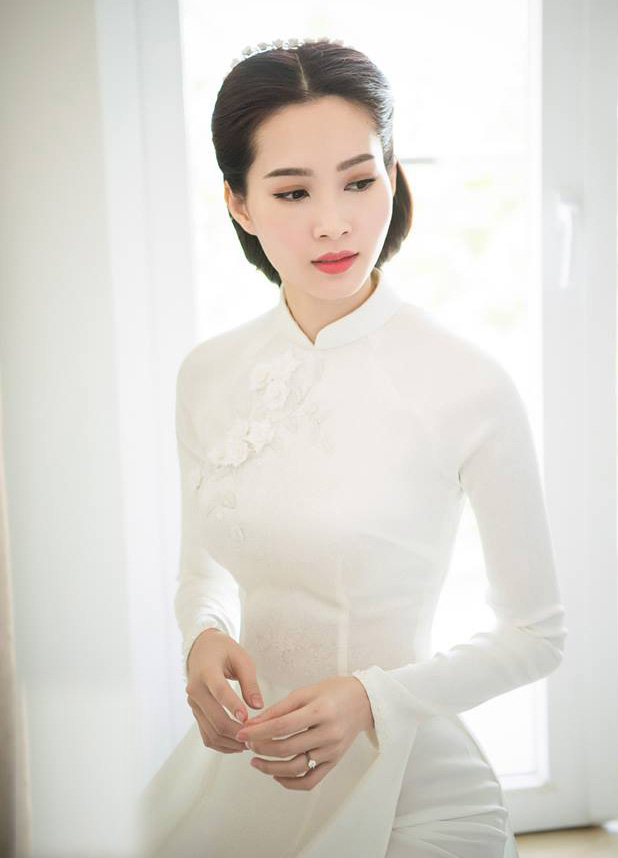Hoa hậu Thu Thảo đẹp tựa tiên nữ trong lễ ăn hỏi bí mật Hoa hậu Thu Thảo đẹp tựa tiên nữ trong lễ ăn hỏi bí mật