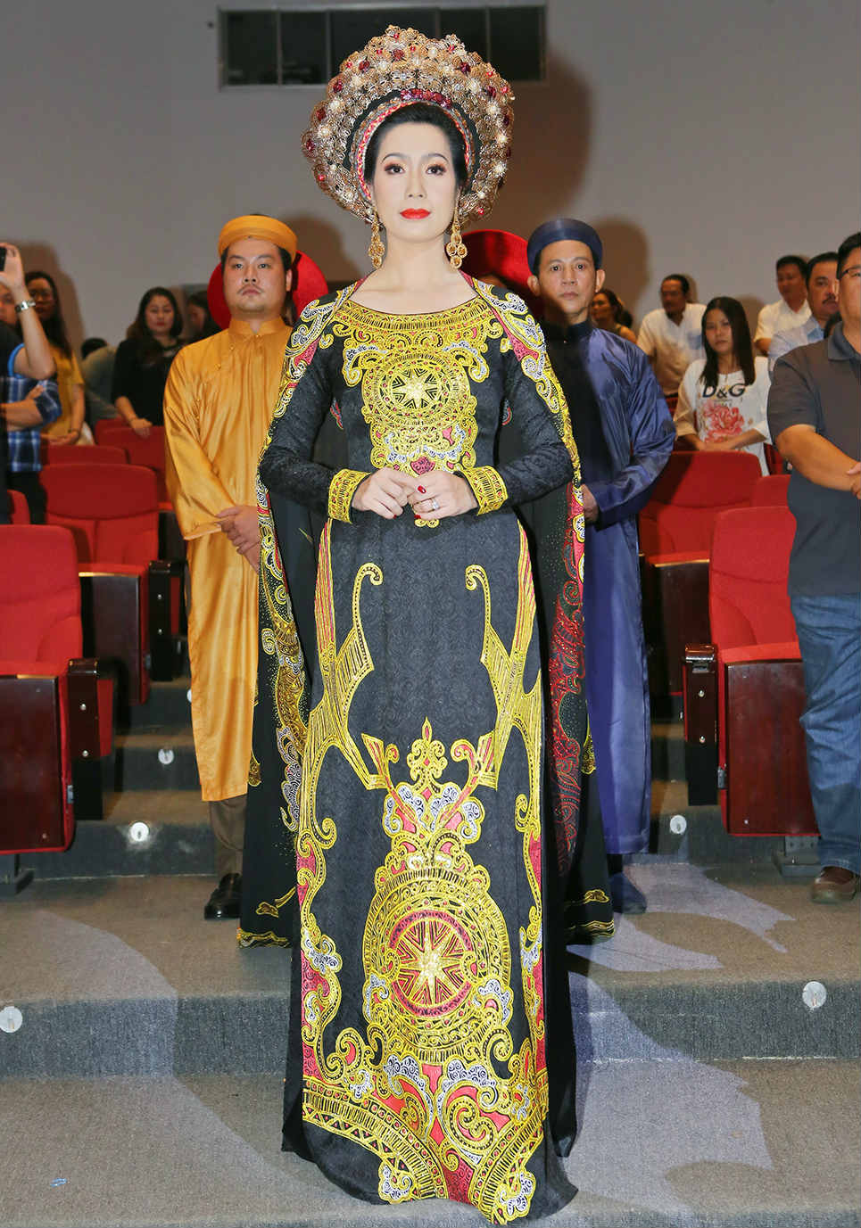 Hoa hậu Đỗ Mỹ Linh xin Tổ ban lộc ở cuộc thi Hoa hậu Thế giới - 1