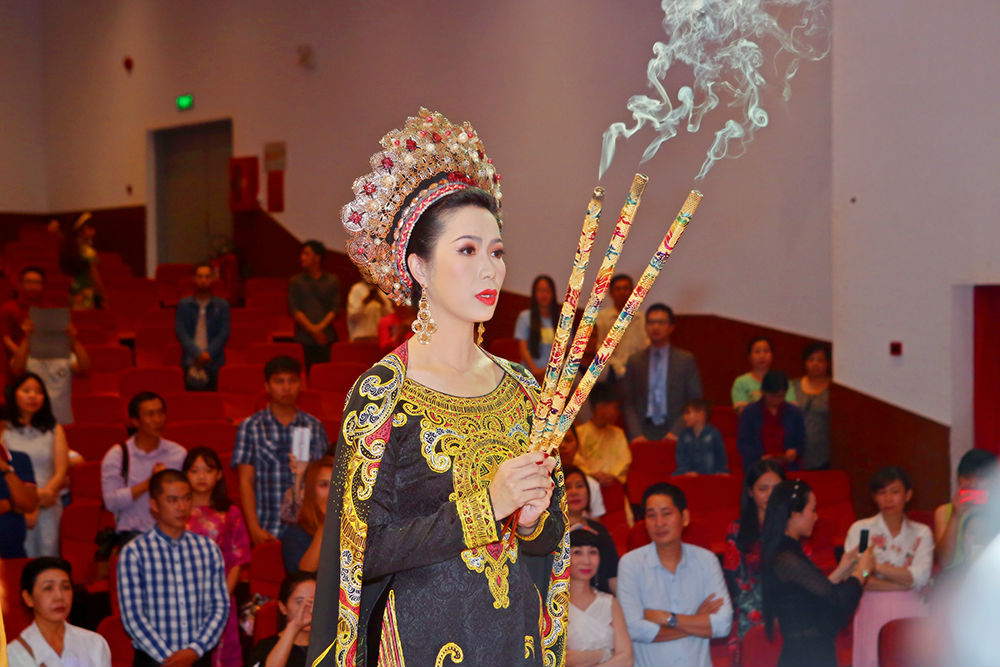 Hoa hậu Đỗ Mỹ Linh xin Tổ ban lộc ở cuộc thi Hoa hậu Thế giới - 2