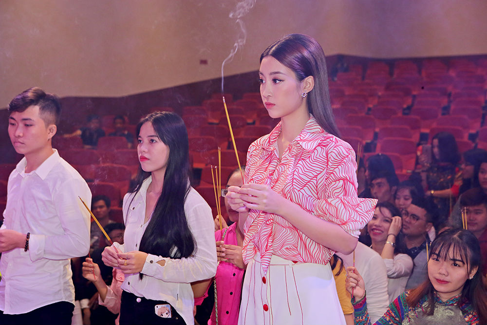 Hoa hậu Đỗ Mỹ Linh xin Tổ ban lộc ở cuộc thi Hoa hậu Thế giới - 7