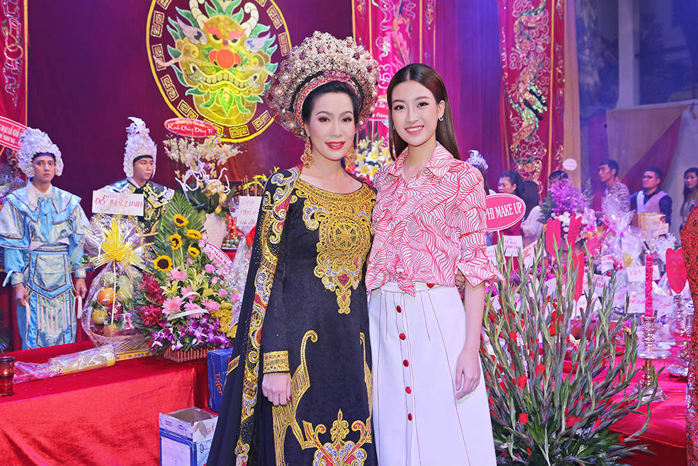 Hoa hậu Đỗ Mỹ Linh xin Tổ ban lộc ở cuộc thi Hoa hậu Thế giới - 8