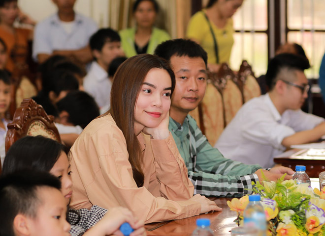 Hà Hồ giản dị tặng quà trung thu cho trẻ em nghèo - 3