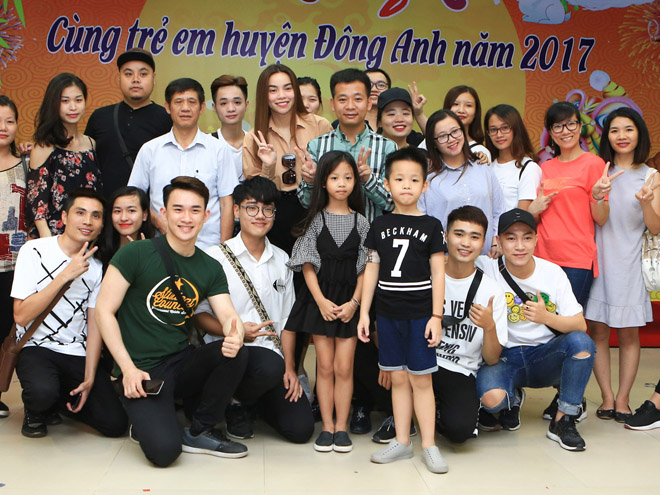 Hà Hồ giản dị tặng quà trung thu cho trẻ em nghèo - 7