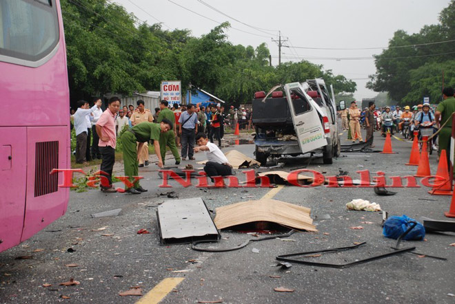 Ảnh: Hiện trường khủng khiếp vụ tai nạn 6 người chết ở Tây Ninh Ảnh: Hiện trường khủng khiếp vụ tai nạn 6 người chết ở Tây Ninh