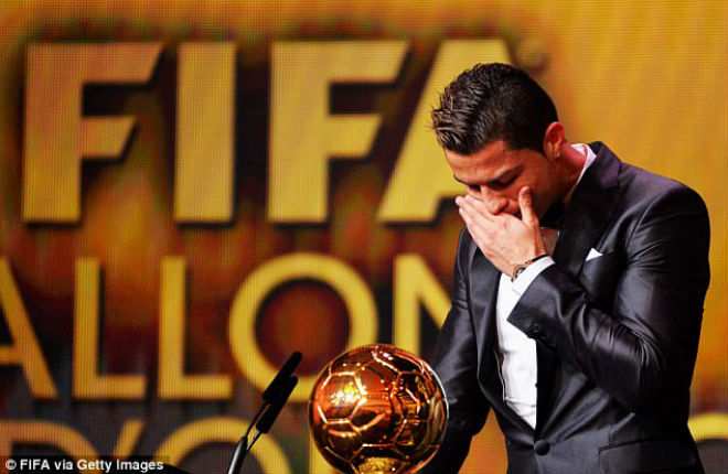 Ronaldo bán Quả bóng vàng 18 tỷ đồng, vượt vua Pele thành huyền thoại Ronaldo bán Quả bóng vàng 18 tỷ đồng, vượt vua Pele thành huyền thoại
