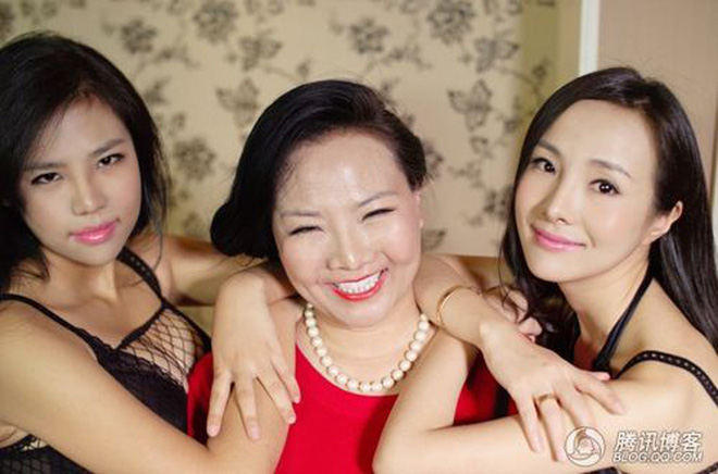 Mẹ Can Lộ Lộ dẫn đầu top những bà mẹ khiến con cái &#34;mất mặt&#34; - 1