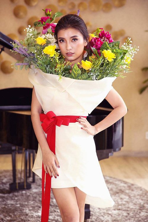 Hết hồn khi thấy cháu gái Lam Trường mặc bình hoa di động quá kỳ dị Hết hồn khi thấy cháu gái Lam Trường mặc bình hoa di động quá kỳ dị