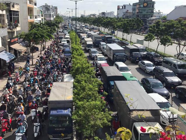 Kẹt xe khủng khiếp ở SG, người dân “bó gối” hàng giờ trên đường