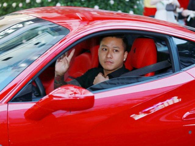 Tuấn Hưng khó khăn tìm chỗ đỗ siêu xe Ferrari 15 tỷ đồng trên phố cổ