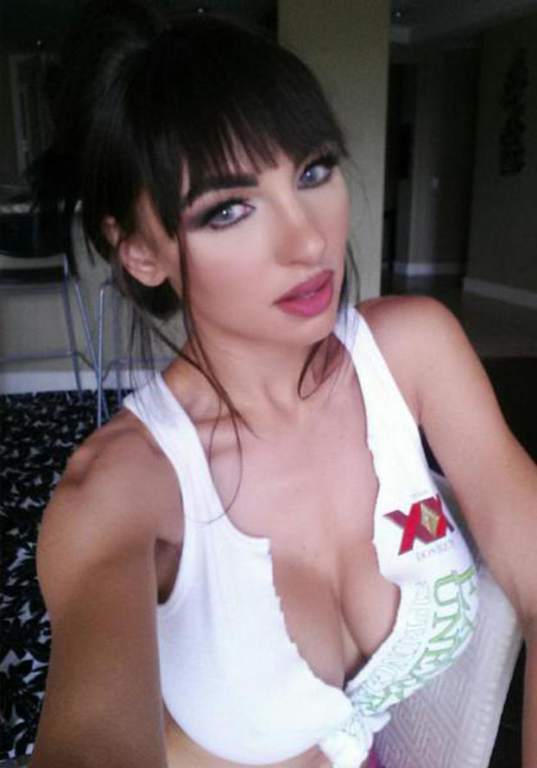 Kiểu mặc ngộp thở của mẫu Nga in tên CR7, Messi lên áo lót - 10