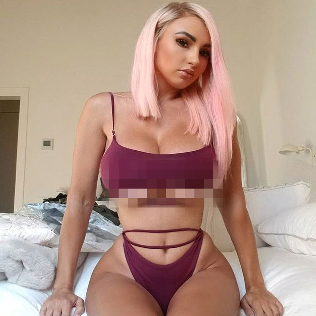 Kiểu mặc ngộp thở của mẫu Nga in tên CR7, Messi lên áo lót - 8