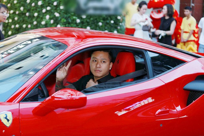 Tuấn Hưng khó khăn tìm chỗ đỗ siêu xe Ferrari 15 tỷ đồng trên phố cổ - 1
