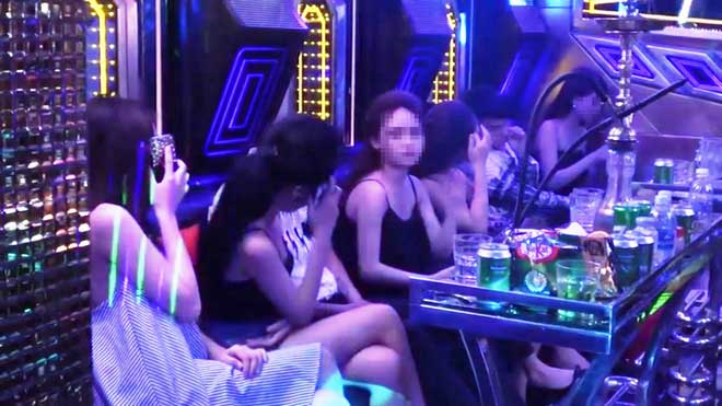 Gần 100 nam nữ “thác loạn” trong karaoke “chui” giữa Sài Gòn Gần 100 nam nữ “thác loạn” trong karaoke “chui” giữa Sài Gòn