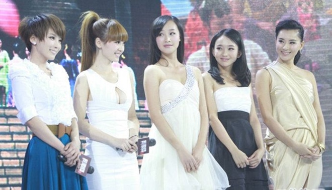 Thiên thần vòng 1 khiến các mỹ nữ showbiz &#34;xanh mặt&#34; khi dự sự kiện - 5