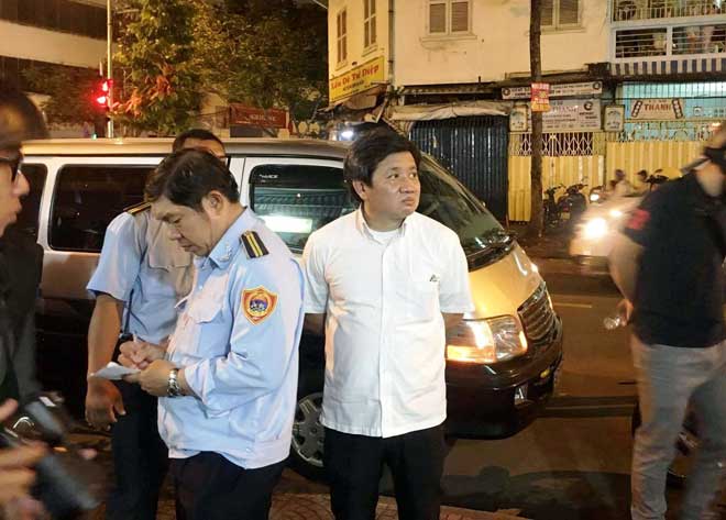 Ông Đoàn Ngọc Hải bị người dân phản ứng gay gắt trong đêm ra quân dẹp vỉa hè Ông Đoàn Ngọc Hải bị người dân phản ứng gay gắt trong đêm ra quân dẹp vỉa hè
