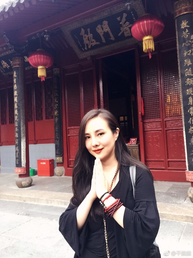 Hết thời, Can Lộ Lộ phải đi phục vụ ở quán karaoke - 3