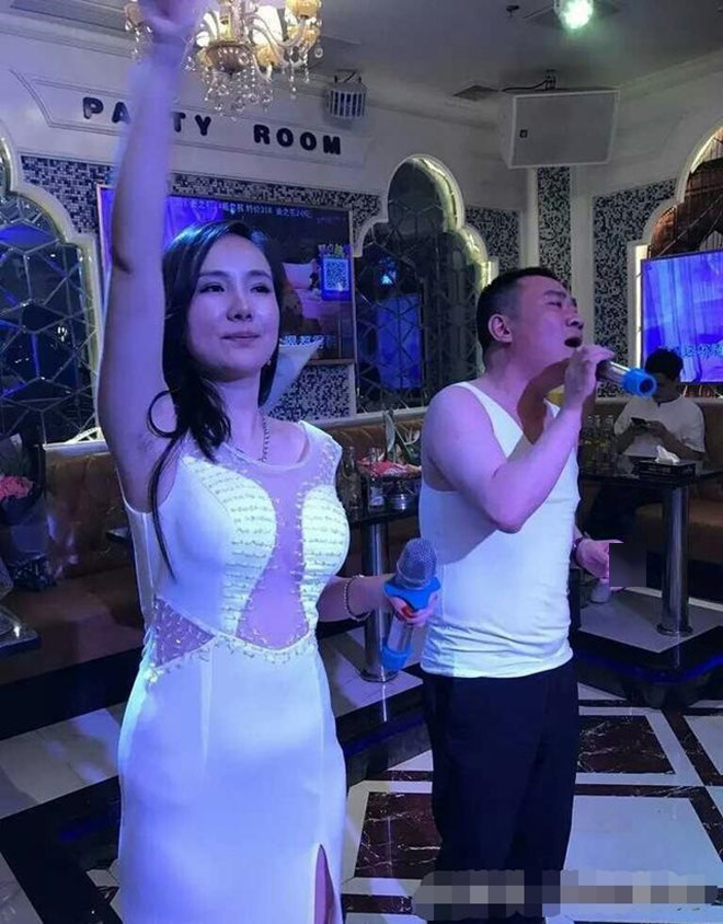 Hết thời, Can Lộ Lộ phải đi phục vụ ở quán karaoke - 1