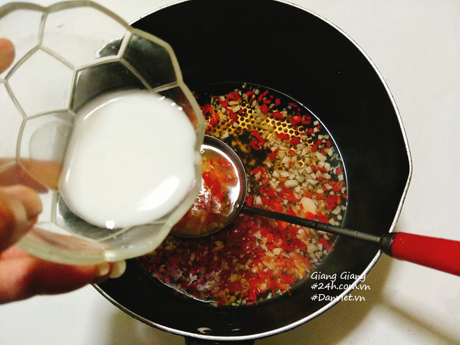 Bí quyết làm nước chấm chua ngọt sánh đặc, thơm lừng ăn món nào cũng ngon - 6