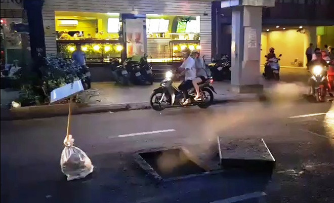 Hố ga nổ tung trên phố SG, khói lửa bốc lên cuồn cuộn Hố ga nổ tung trên phố SG, khói lửa bốc lên cuồn cuộn