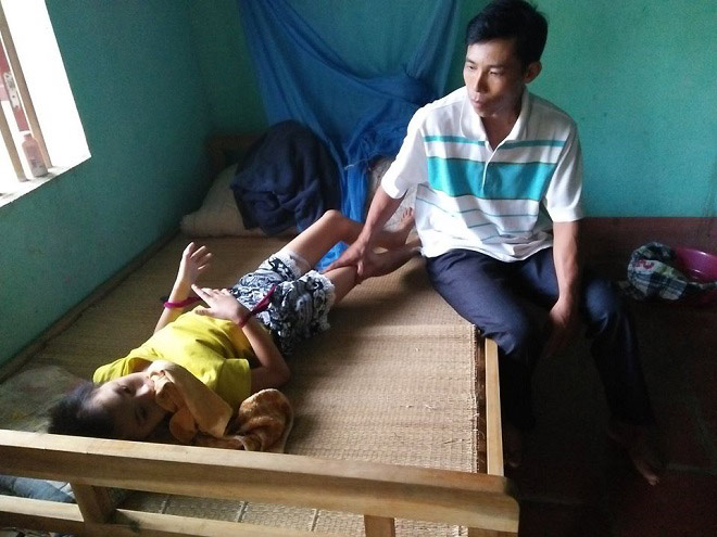 Gặp lại cô bé “ma cà rồng” có sở thích ăn động vật sống Gặp lại cô bé “ma cà rồng” có sở thích ăn động vật sống
