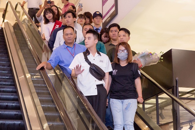 Hàng nghìn fan tranh nhau ôm Sơn Tùng M-TP - 3