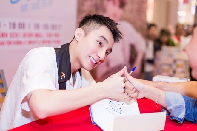 Hàng nghìn fan tranh nhau ôm Sơn Tùng M-TP - 8