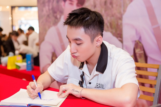 Hàng nghìn fan tranh nhau ôm Sơn Tùng M-TP - 10