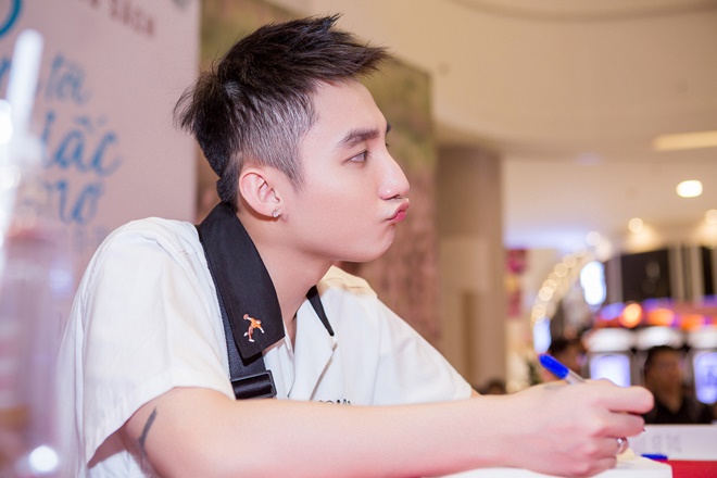 Hàng nghìn fan tranh nhau ôm Sơn Tùng M-TP - 13