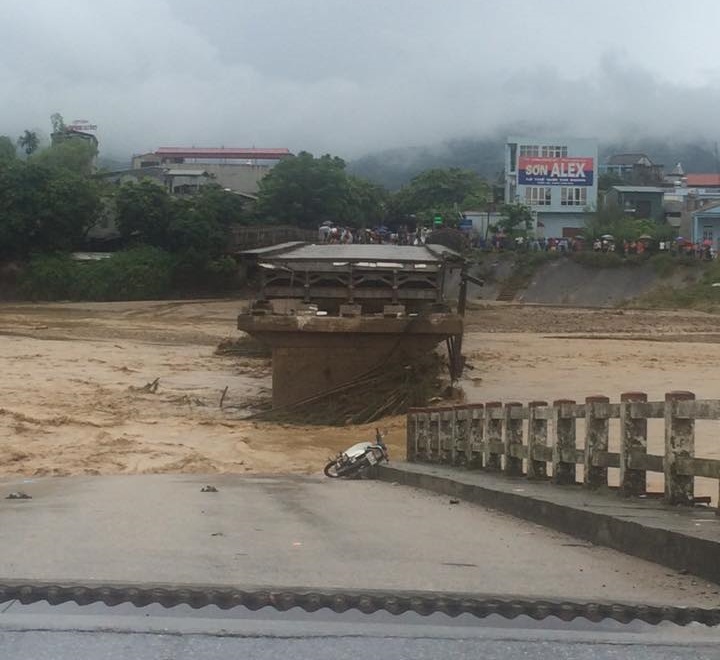 Sập cầu Thia ở Yên Bái, một phóng viên bị cuốn trôi khi đang tác nghiệp - 2