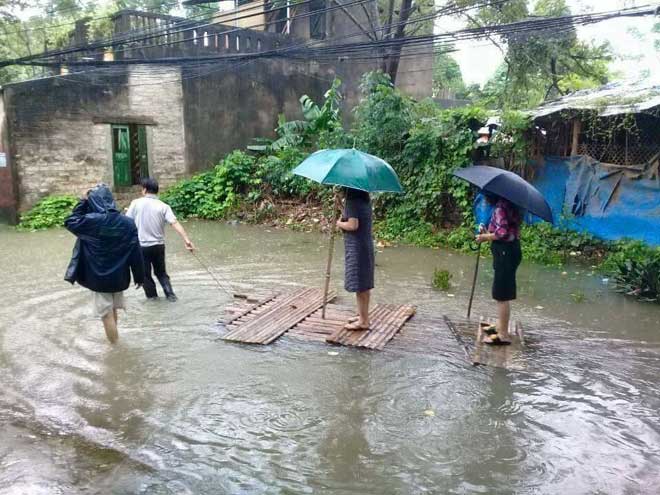 Nóng 24h qua: Nữ Chủ tịch phường đứng bè tre để dân kéo “đi chống lụt” lên tiếng Nóng 24h qua: Nữ Chủ tịch phường đứng bè tre để dân kéo “đi chống lụt” lên tiếng