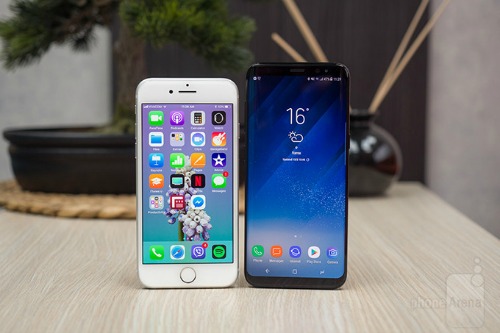So sánh iPhone 8 với Galaxy S8: Cuộc đua không cân sức So sánh iPhone 8 với Galaxy S8: Cuộc đua không cân sức