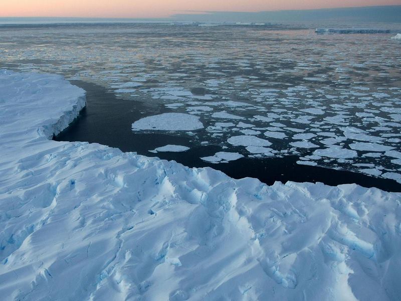 Hố sâu đáng sợ to hơn cả nước Hà Lan xuất hiện ở Nam Cực - 2