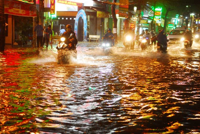 Chiều tối 12.10, trên địa bàn TP.HCM xuất hiện mưa lớn và kéo dài khiến hàng loạt tuyến đường bị ngập sâu