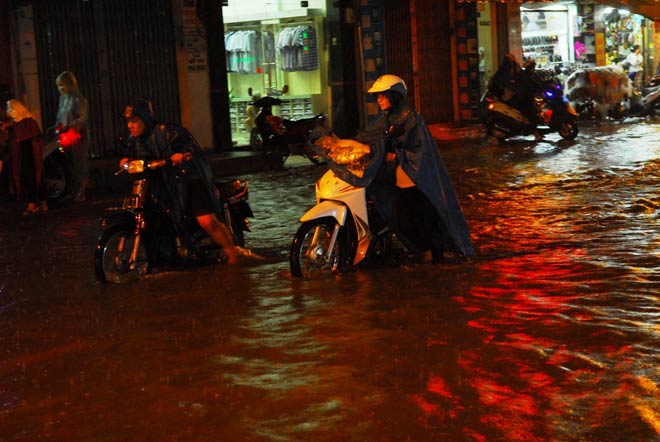 Hàng loạt phương tiện bị chết máy do nước ngập