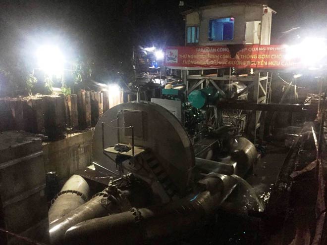 Công nhân vận hành hệ thống máy bơm “quái vật” vào lúc 17h50.