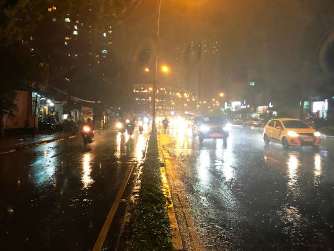 Khu vực đường Nguyễn Hữu Cảnh là “rốn ngập” mỗi khi mưa nhưng nay đường không ngập nước do máy bơm hút sạch nước ngập trong 13 phút sau khi nhận báo từ hệ thống cảm biến