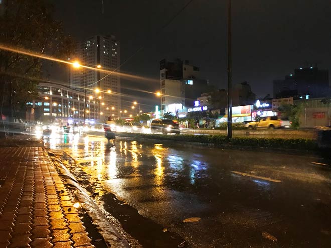 Nhiều người đi đường không khỏi bất ngờ khi trời mưa lớn đường Nguyễn Hữu Cảnh không bị ngập