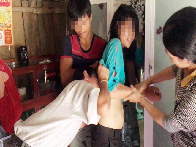 Phát hãi thầy cúng chữa bệnh bằng miệng để... dâm ô Phát hãi thầy cúng chữa bệnh bằng miệng để... dâm ô