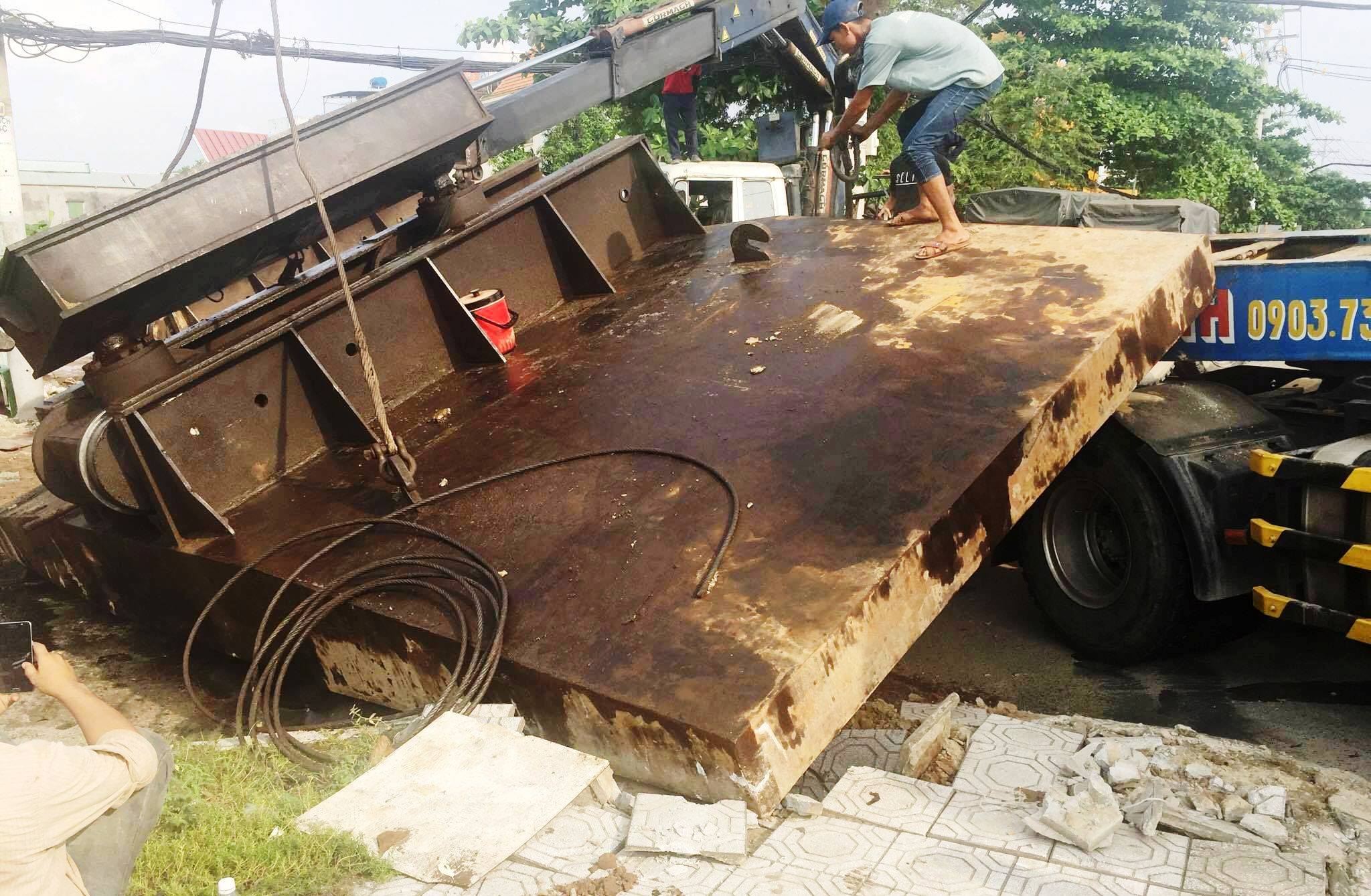 Chết điếng vì khối thép nặng chục tấn bất ngờ “bay” xuống đường - 1