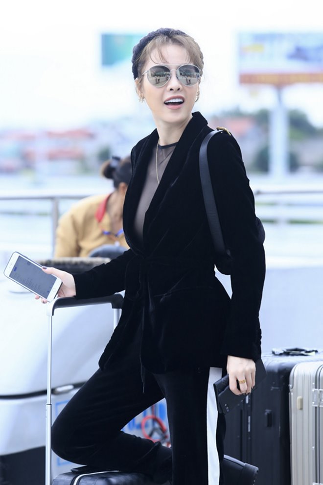 Hưởng ứng quốc tế Không áo lót, tình cũ Trường Giang "thả rông" ở sân bay Hưởng ứng quốc tế Không áo lót, tình cũ Trường Giang "thả rông" ở sân bay
