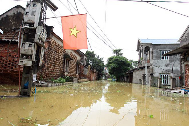Vỡ đê bao ở Chương Mỹ: Người, lợn phải chung nhà, gà vịt bị cuốn trôi Vỡ đê bao ở Chương Mỹ: Người, lợn phải chung nhà, gà vịt bị cuốn trôi