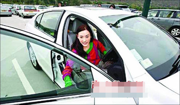 Vợ cũ Tạ Đình Phong thay xế hộp &#34;xoành xoạch&#34; như thay áo - 2