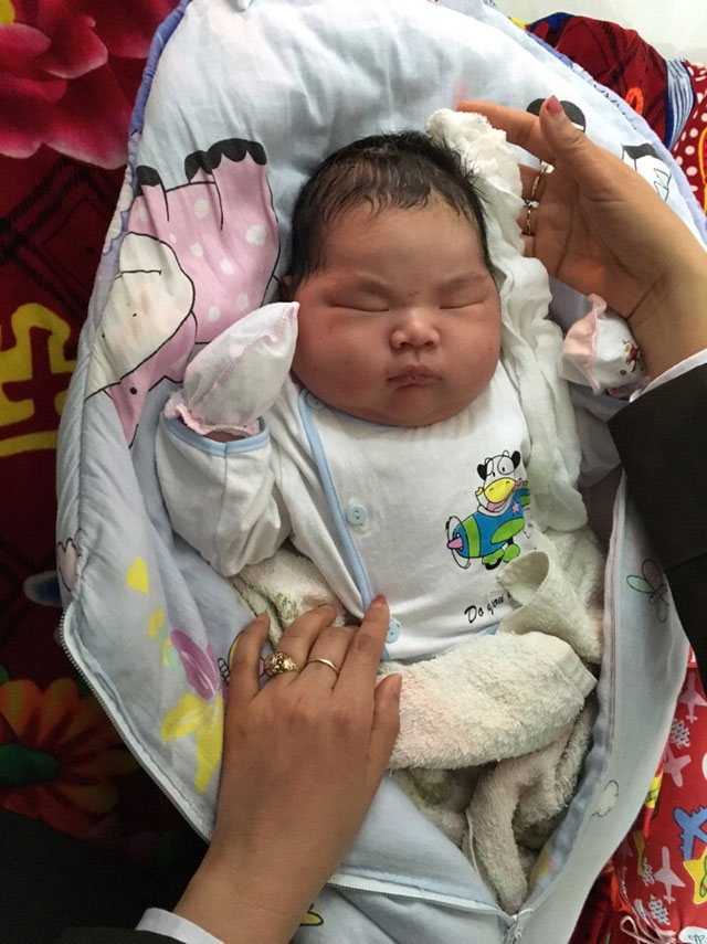Kinh ngạc trước những em bé vừa chào đời đã có cân nặng “khủng” nhất Việt Nam - 6