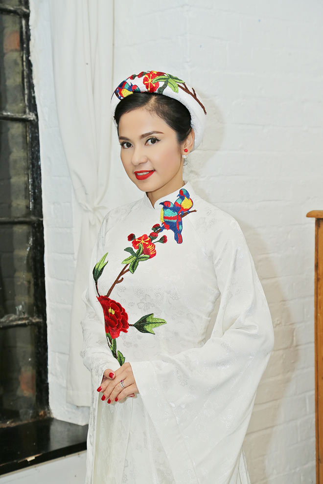 Lý Hùng tình cảm ôm eo Việt Trinh khi cùng ngồi ghế nóng - 3